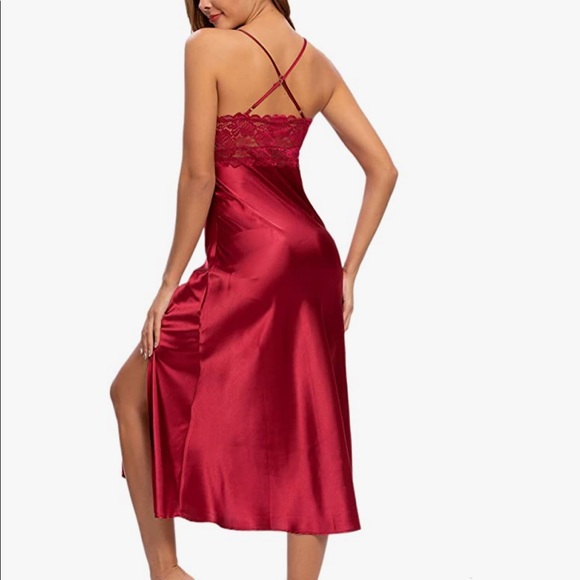 Red satin Lace dress - Picture 3 of 4